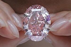 世界上最大的粉钻石，近60克拉的粉红之星拍出5.53亿港元的天价