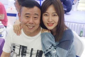 潘长江女身亡真的吗，潘长江愤怒辟谣表示女儿很健康的活着