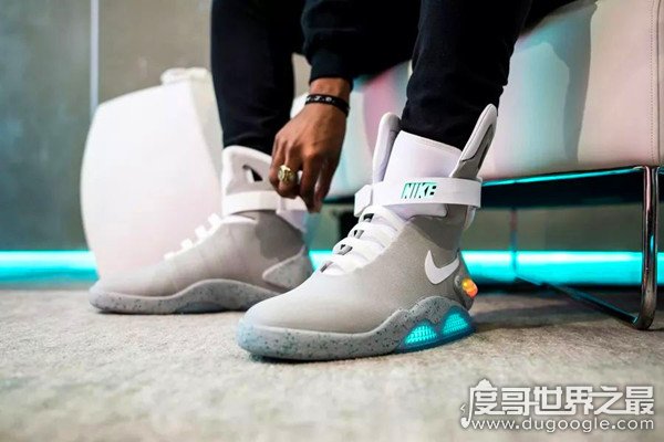 世界上最贵的运动鞋 Nike air mag(在美国拍出20万美金天价)