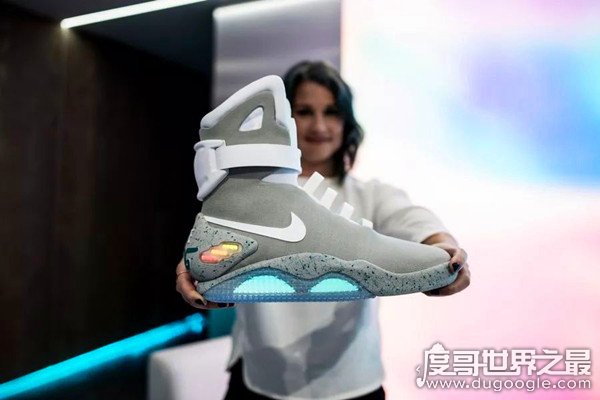 世界上最贵的运动鞋 Nike air mag(在美国拍出20万美金天价)_商业之最_世界之最 - 1316世界之最