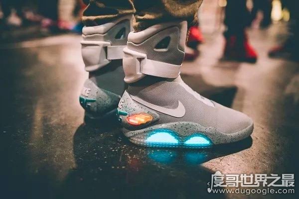 世界上最贵的运动鞋 Nike air mag(在美国拍出20万美金天价)