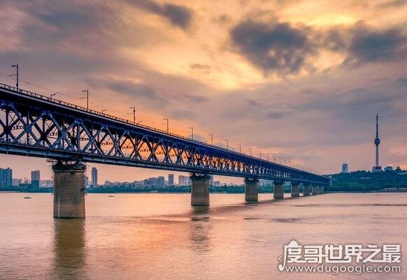 武汉长江大桥建于哪一年 1955年9月1人动工(1957年7月完工)