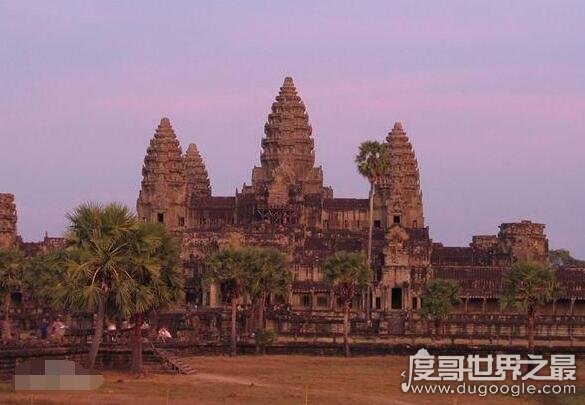 世界上最大的寺庙，柬埔寨吴哥窟(其修建30多年才完工)