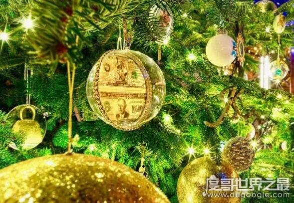 全球最贵圣诞树 价值1亿多元(上面镶嵌有钻石和蓝宝石做装饰)