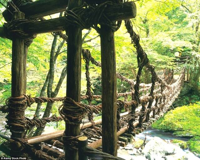 世界上最吓人的桥 胡塞尼吊桥木板构建缆绳桥(木板间缝大)