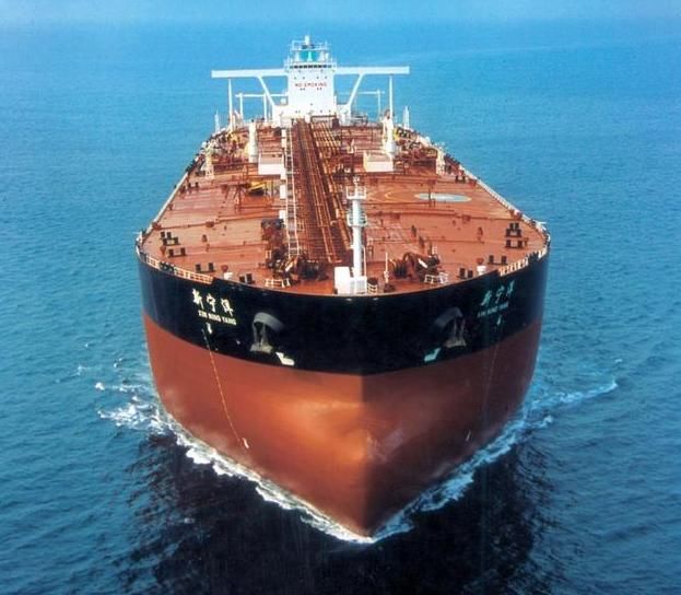 世界上最大的油轮 海上巨人号体积超过航空母舰(长达458.45米)