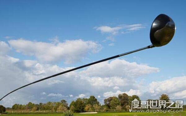 世界上最长的高尔夫球杆 测量长度达4.37米（丹麦职业选手制作）