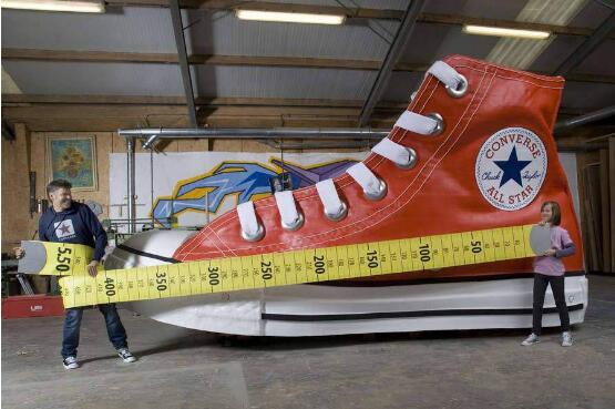 世界上最大的鞋子 长达5.5米/高1.8米创新吉尼斯纪录